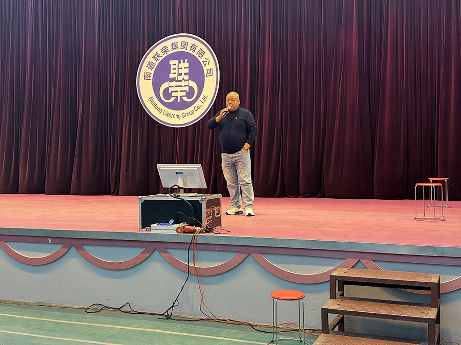 安全部经理--朱宏倾情演唱.JPG