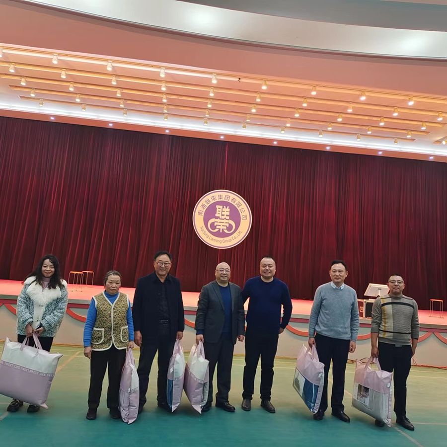 董事长与农商行双楼支行刘行长为获得一等奖的幸运员工颁奖.jpg